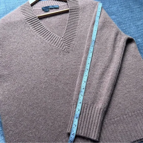 360 Cashmere V Neck Sweater Sz L 100% Scull Cashmere Soft Classic Slouchy Tan