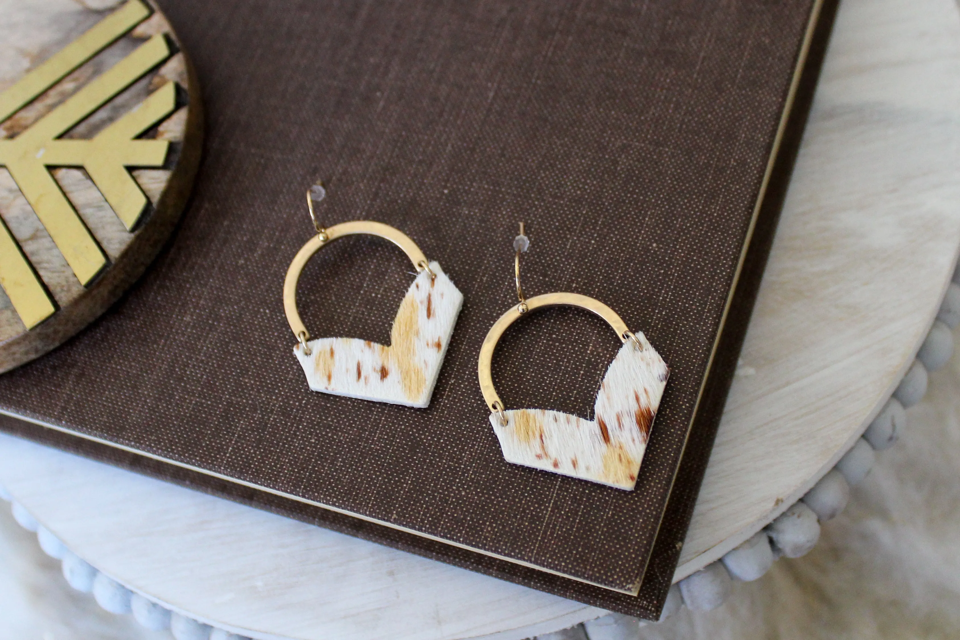 ANIMAL PRINT ARROW DROP EARRINGS