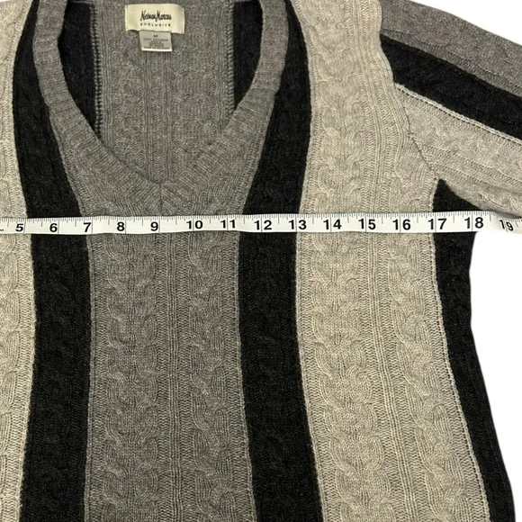Neiman Marcus Gray Black Cable Knit V-Neck‎ 100% Cashmere Stripe Sweater Size M