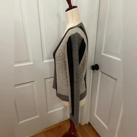 Neiman Marcus Gray Black Cable Knit V-Neck‎ 100% Cashmere Stripe Sweater Size M