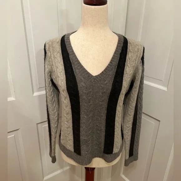 Neiman Marcus Gray Black Cable Knit V-Neck‎ 100% Cashmere Stripe Sweater Size M
