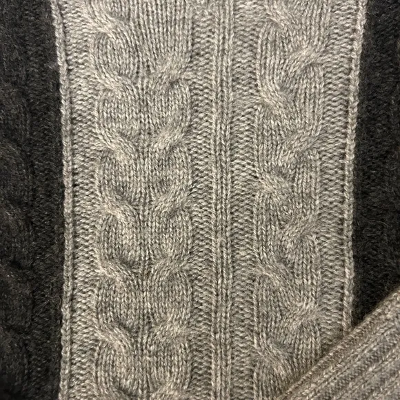 Neiman Marcus Gray Black Cable Knit V-Neck‎ 100% Cashmere Stripe Sweater Size M