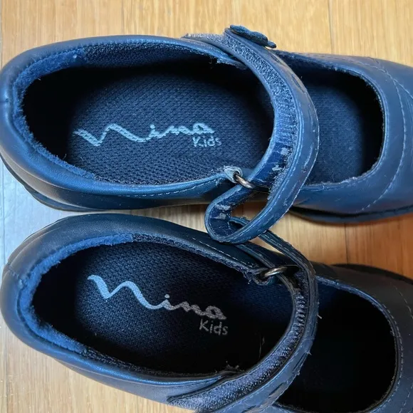 NWOT Nina Kid's Leather Flower Velcro Shoes