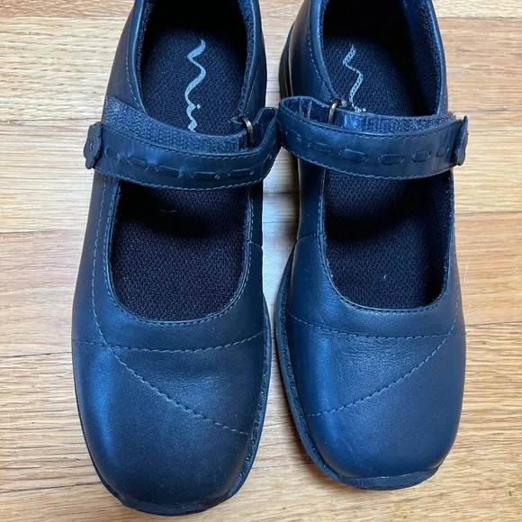 NWOT Nina Kid's Leather Flower Velcro Shoes