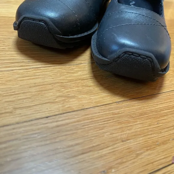 NWOT Nina Kid's Leather Flower Velcro Shoes